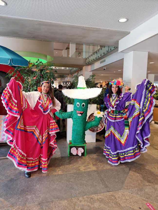 Mexicaanse deejay en danseressen